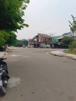 Cần bán đất bàu vá Vịt Thuận rẽ vào. Đối diện công viên