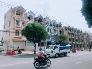 Bán Nhà 1 trệt 3 lầu Mặt tiền DA Phú Hồng Thịnh, SHR, hỗ trợ vay 80%.