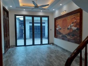 Nhà mới ở được 1 năm. 42m2 ô tô đỗ cửa tổ 5 Thạch Bàn.