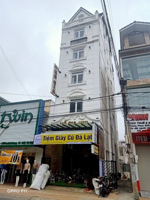 Cho thuê khách sạn 1 trệt, 1 lầu, 1 áp mái, 15 phòng ngủ mặt tiền đường Phan Đình Phùng