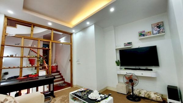 Bán nhà đẹp 40m2-5 tầng ngõ phố Hoàng Quốc Việt cách ô tô tránh 10m 