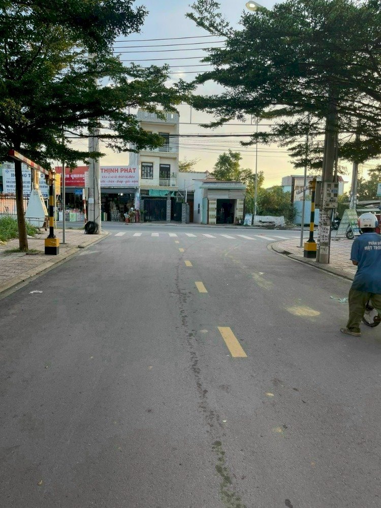 Bán lô góc khu dân cư yên tĩnh, đường nhựa lớn