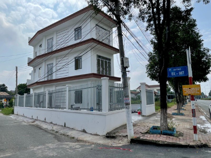 Bán nhà mặt tiền đường Nguyễn Chí Thanh Thủ Dầu Một, mới 100% giá rẻ