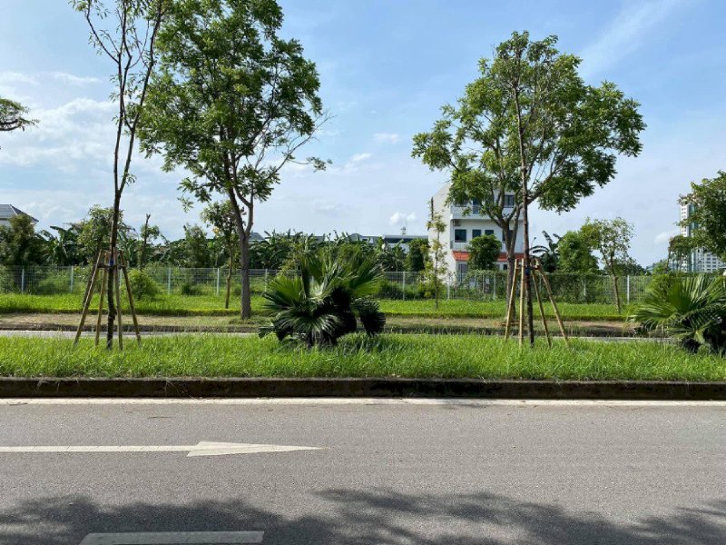 Bán đất mặt đường Phạm Văn Đồng, TP HD, 69.75m2, mt 4.5m, đường 30m, vỉa hè 5m