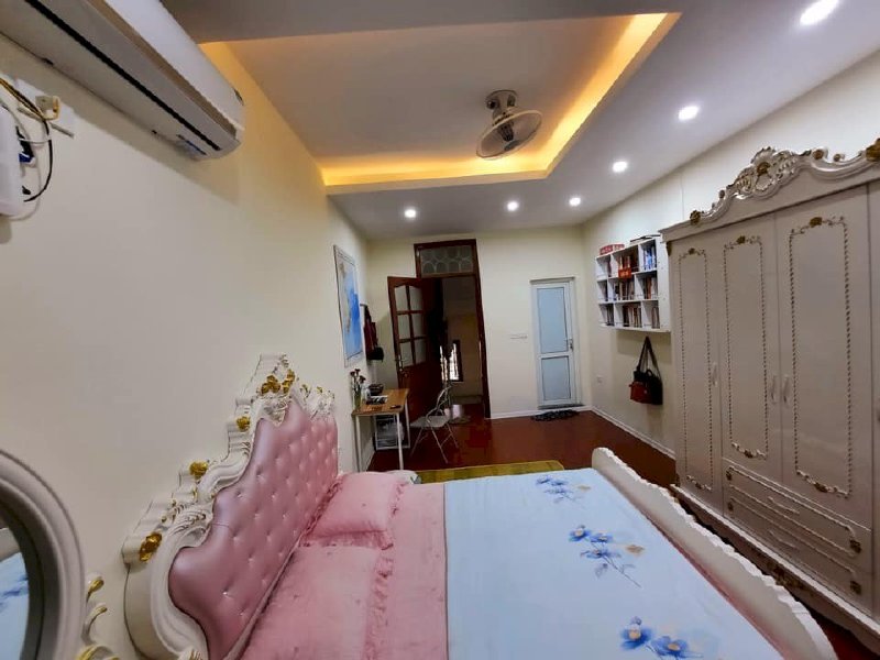 Tây Sơn 4 Tỷ, Nhà Gần Hồ - 35m2 Rộng Rãi- 20m Ôtô - Tặng Full Nội Thất