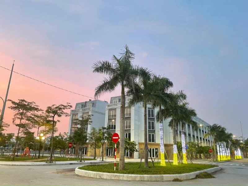 Bán căn nhà phố 2 mặt tiền – cạnh dự án Vinhome Thanh Hóa – ngay cạnh đường lớn, tiện ở và kinh doanh . giá chỉ 4.xx tỷ