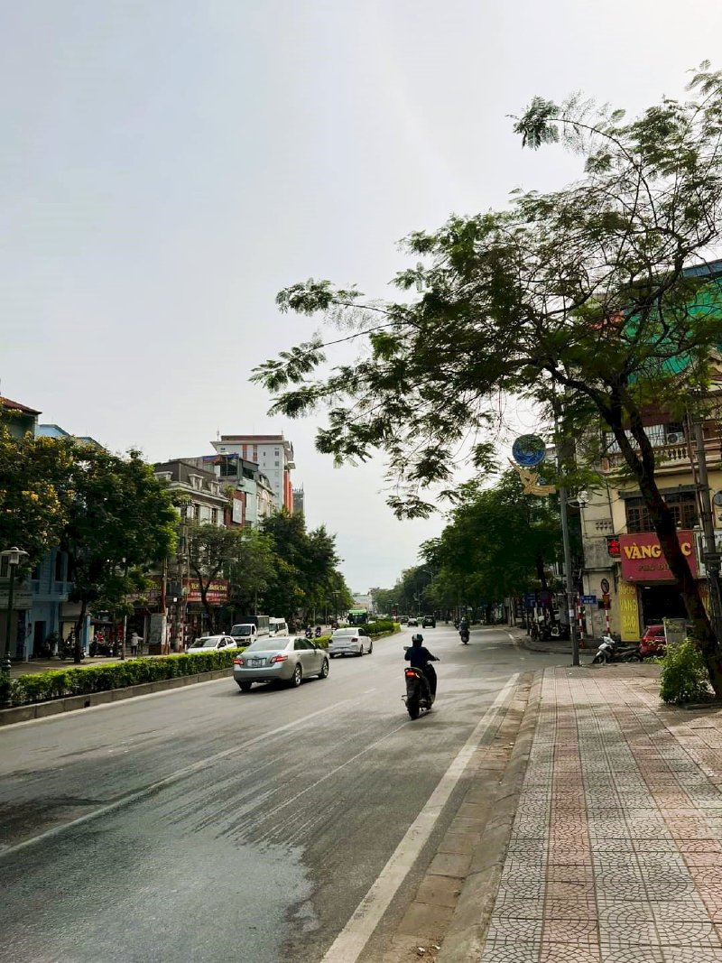 Bán nhà mặt phố Nguyễn Văn Cừ 5 tầng, 5,8 tỷ, kinh doanh