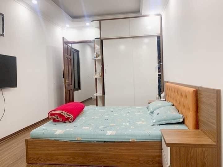 Bán gấp nhà Hoàng Quốc Việt, 48m2, 4 tầng, 3 thoáng, ô tô, giá nhỉnh 4 tỷ