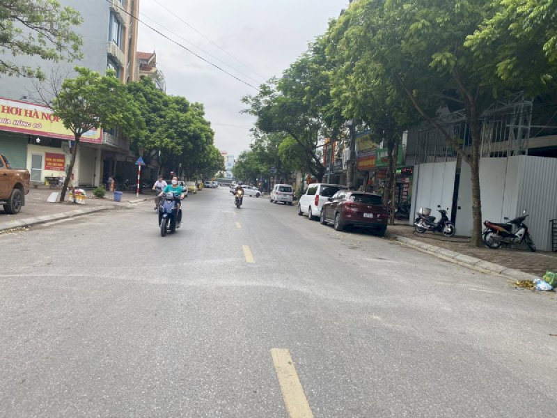 Bán đất phố Trạm - Long Biên - Ô tô thông - khu vực an cư tốt.