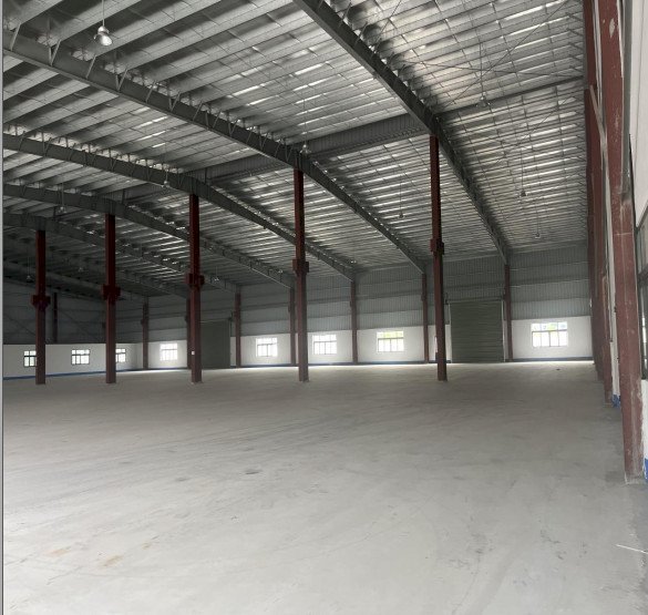 Cho thuê xưởng 2.900m2 mới, khu CN Vân Trung, đầy đủ VP, nhà ăn