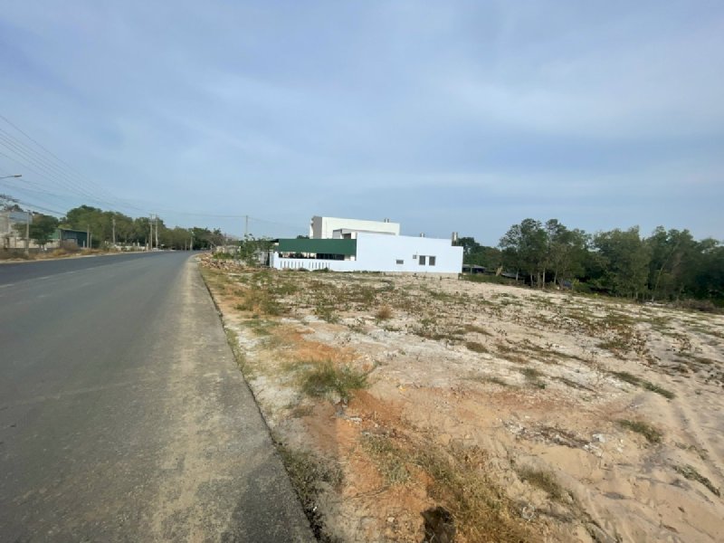 Đất đường Nguyễn Chí Thanh xã Tân Bình Lagi 74x55 550 tr/m ngang có nhà xưởng KD ngay