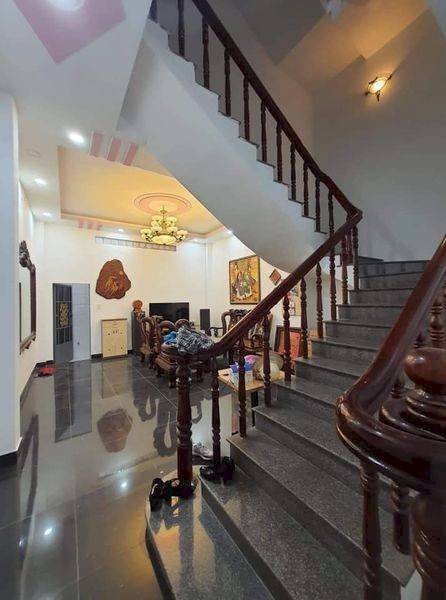 Bán nhà 1 trệt 3 lầu. MT kinh doanh, P. Linh Trung, dt 90m2, giá tốt