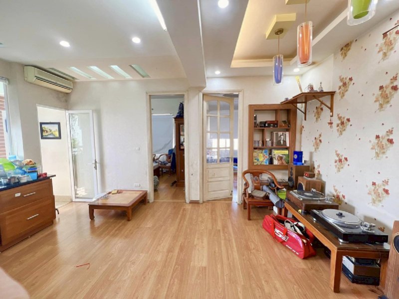 Bán căn hộ chung cư Dịch Vọng, Cầu Giấy 63m, 2 phòng ngủ, nhà đẹp ở luôn