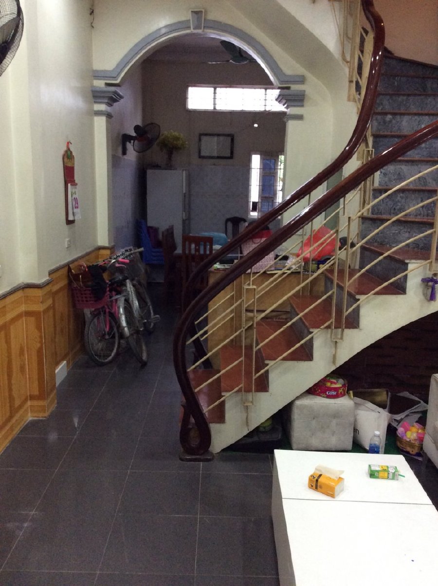 Bán nhà 3 lầu trung tâm Trâu Quỳ. Dt 35,5m2, đường 2,5m, Giá 2 tỷ.