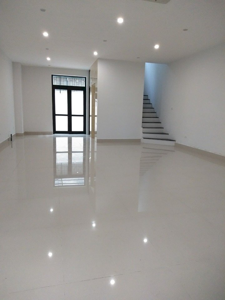 Bán nhà Nguyễn Đình Hoàn, Cầu Giấy: 4.5 tỷ, MT 4.2m, 52m2, 5 tầng. Nhà mới, vị trí đẹp.