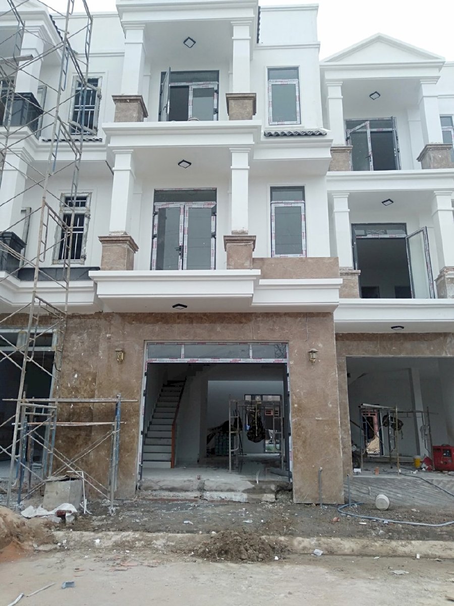 Nhà mặt phố 1 trệt 2 lầu,chính chủ, shr giá chỉ từ 900 triệu.