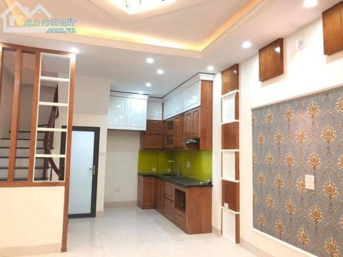 Ô TÔ – Kinh Doanh – Ngay Phạm Văn Đồng – Cầu Giấy, 42m2, 5T, chỉ 2.6 tỷ, 097