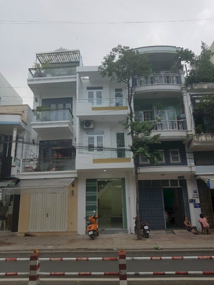 Bán nhà 3 tầng mới đẹp mặt tiền đường Nguyễn Thị Minh Khai Nha Trang.