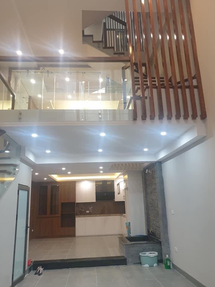 Bán gấp nhà Phân lô Nguyễn Văn Cừ 53m x 5T, giá 6.9 tỷ, có Gara ô tô.