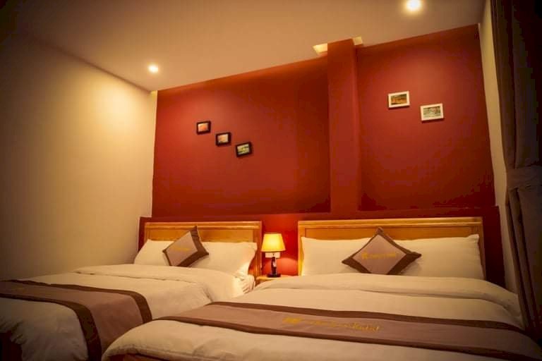 Cho thuê khách sạn 1 trệt, 1 lầu, 1 áp mái, 15 phòng ngủ mặt tiền đường Phan Đình Phùng