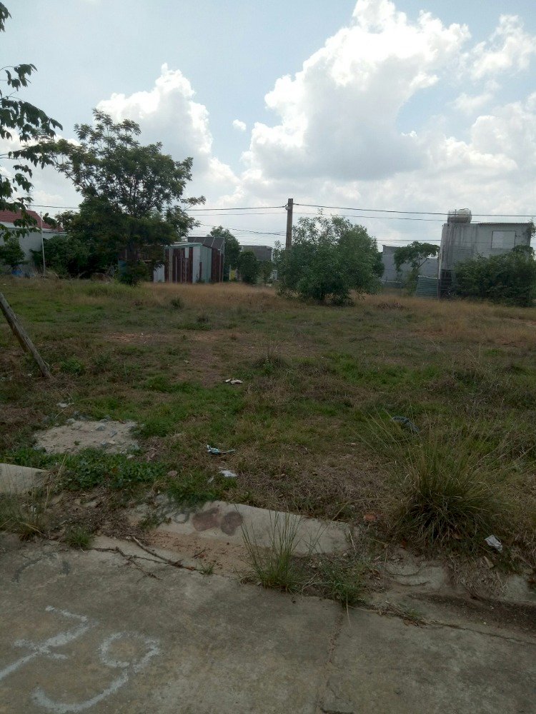Bán lô đất 125m2 trong khu dân cư dông, gần DT741. Giá 750 triệu (thương lượng)