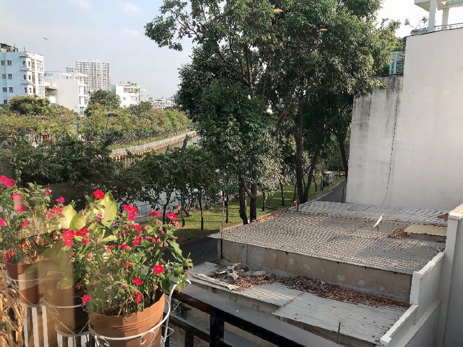 Căn hộ đủ nội thất có ban công view sông quận Phú Nhuận