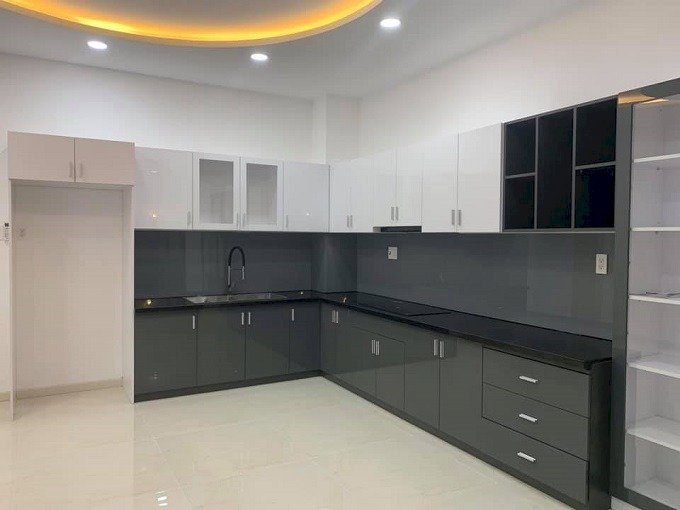 Xe hơi ngủ trong nhà Âu Cơ, P10, Tân Bình, 102m2, 4 tầng, Ninh nhà phố