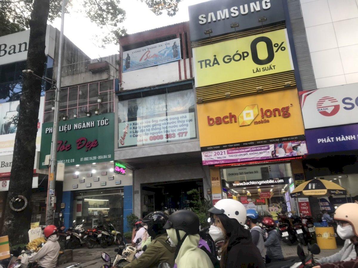 Giá mặt bằng nhà phố giảm mạnh vẫn khó tìm người thuê